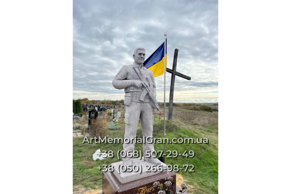 Памятник военному в виде скульптуры 00894